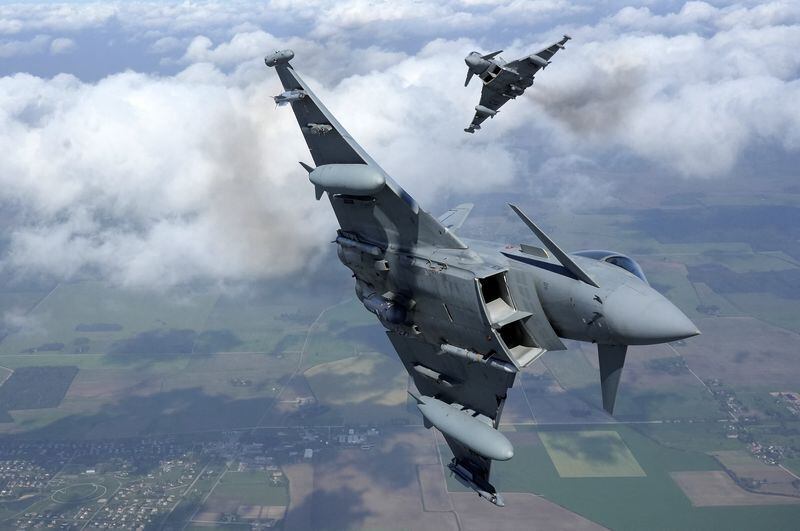Aviones de combate Eurofighter Typhoon de la Fuerza Aérea Italiana vuelan durante una misión de vigilancia aérea sobre el Báltico en septiembre de 2023 (Archivo/REUTERS/Ints Kalnins)