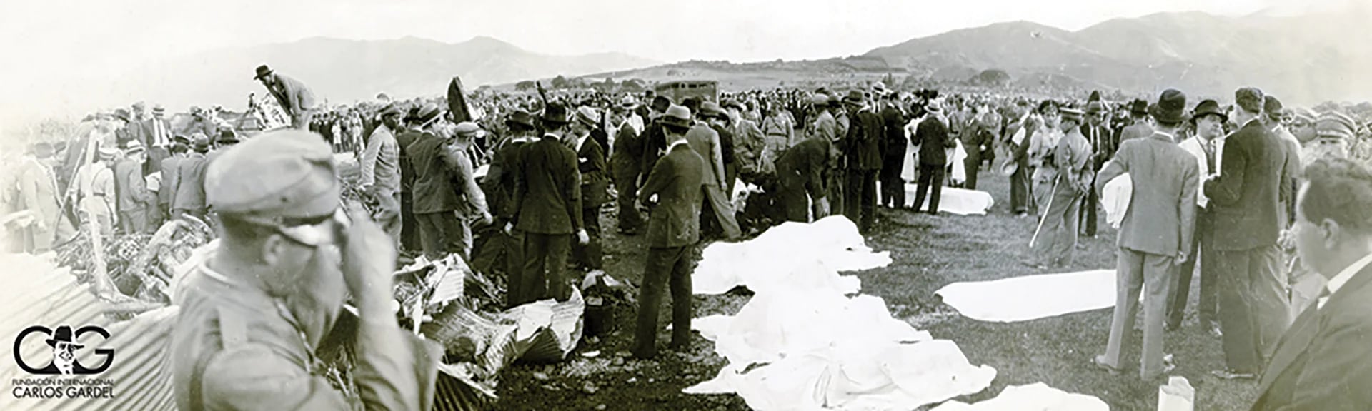 El 24 de junio de 1935, el avión que trasportaba a Carlos Gardel se estrelló y el cantor murió. También perdieron la vida Alfredo Le Pera y los músicos que lo acompañaban. 