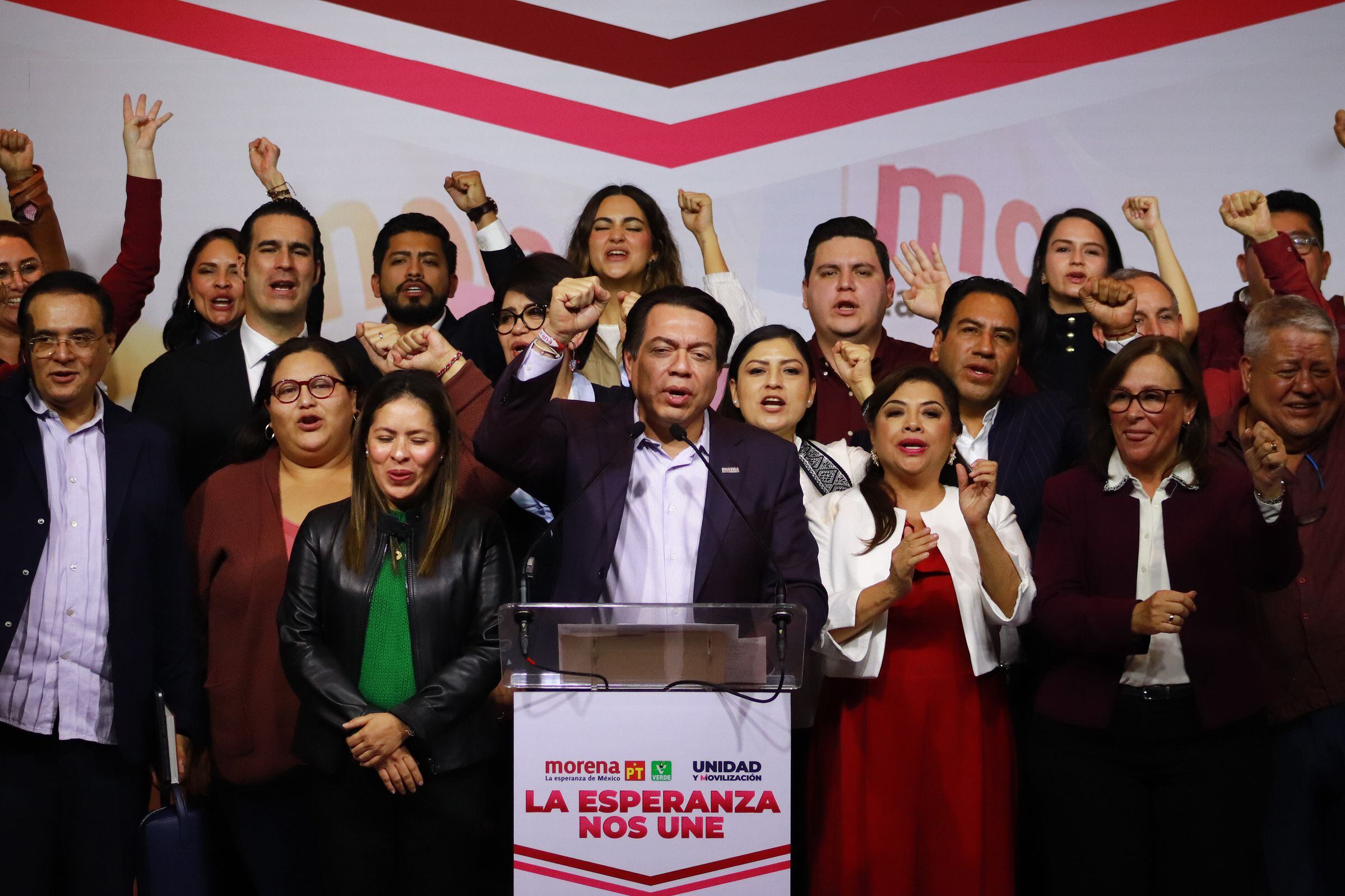 El presidente nacional del Movimiento de Regeneración Nacional (Morena) Mario Delgado (c), la alcaldesa de Iztapalapa Clara Brugada (3-d) y la secretaria de Energía Rocío Nahle (2-d) participan en un acto protocolario en la madrugada de hoy, en Ciudad de México (México). EFE/ Madla Hartz
