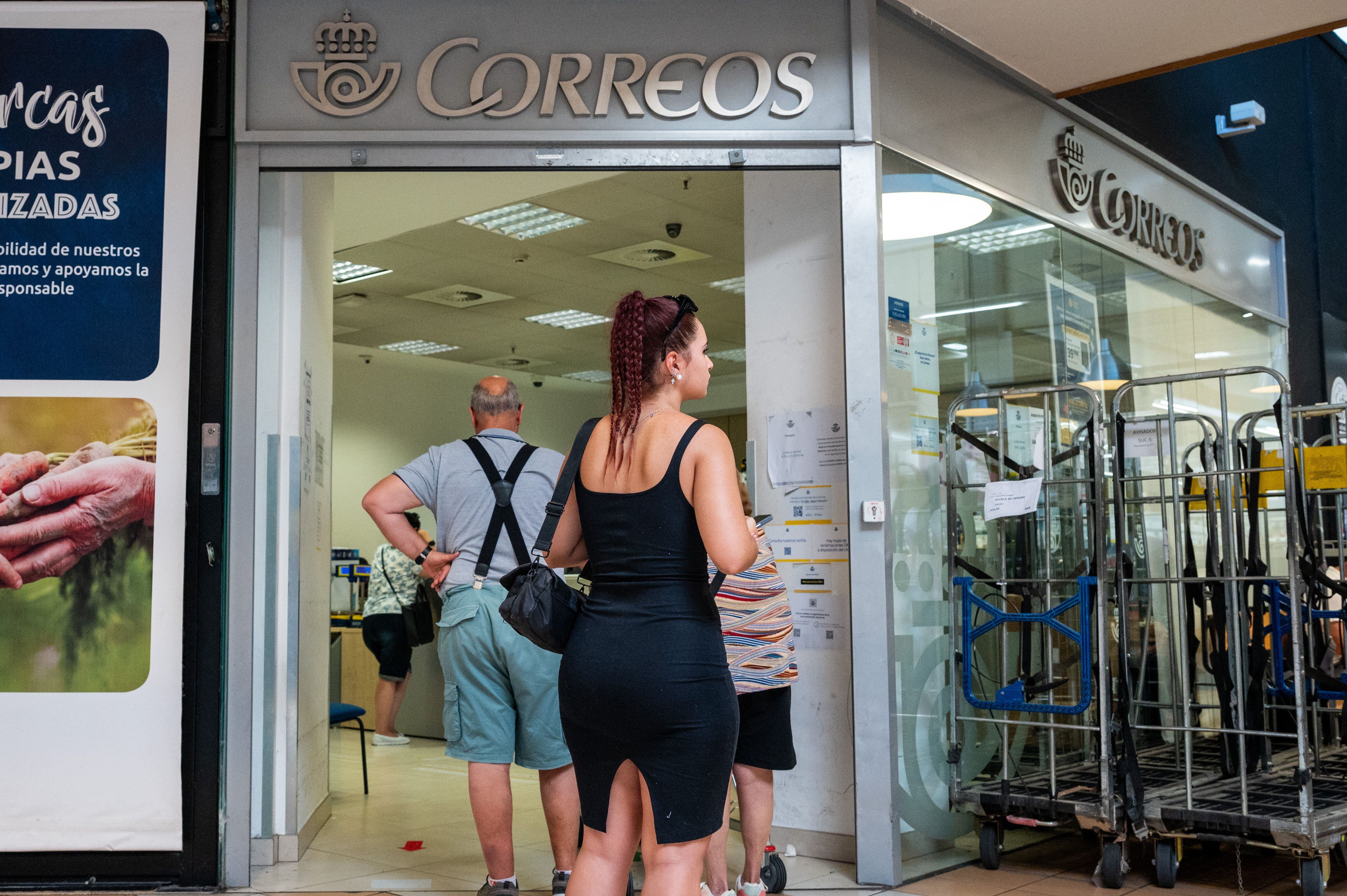 Cola ante una oficina de Correos de Alcalá de Henares, en Madrid, para depositar el voto.