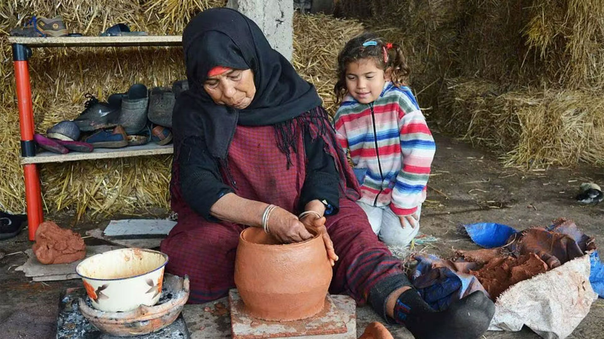 Mujeres alfareras de Sejnane, una tradición que se transmite de generación en generación. Aymen Maalaoui (Tunisia), 2016 UNESCO