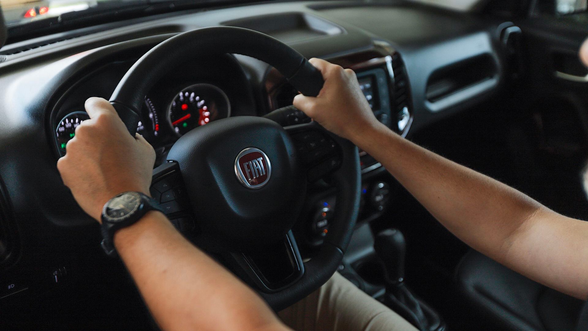 Un buen hábito en la conducción implica conocer cómo funciona tu vehículo. (Foto: Fiat Toro)