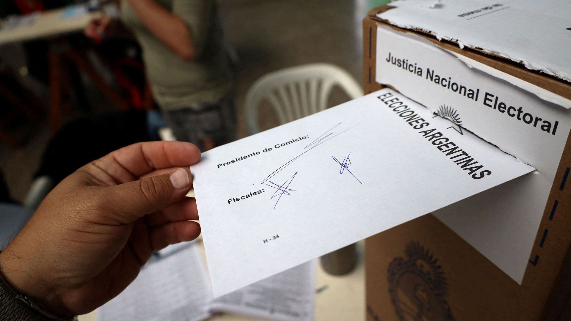 Elecciones - Balotaje 2023 gente votando urna generica buenos aires