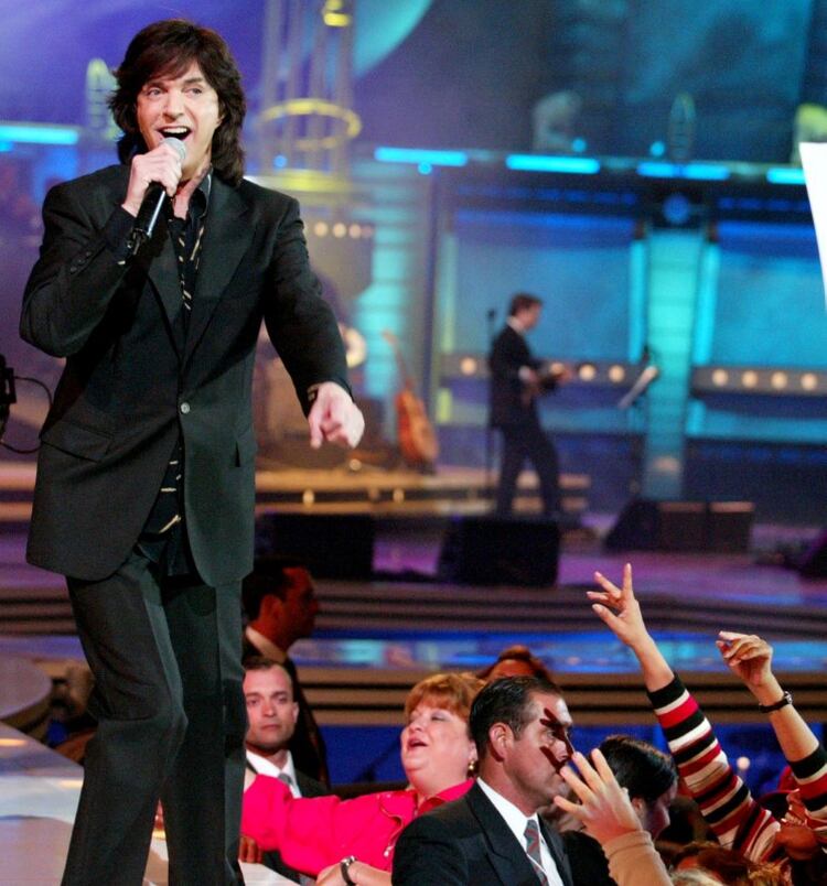 Camilo Sesto actúa durante el segundo día del festival anual de música de Viña en Viña del Mar, Chile, el 19 de febrero de 2004. REUTERS/Eliseo Fernández