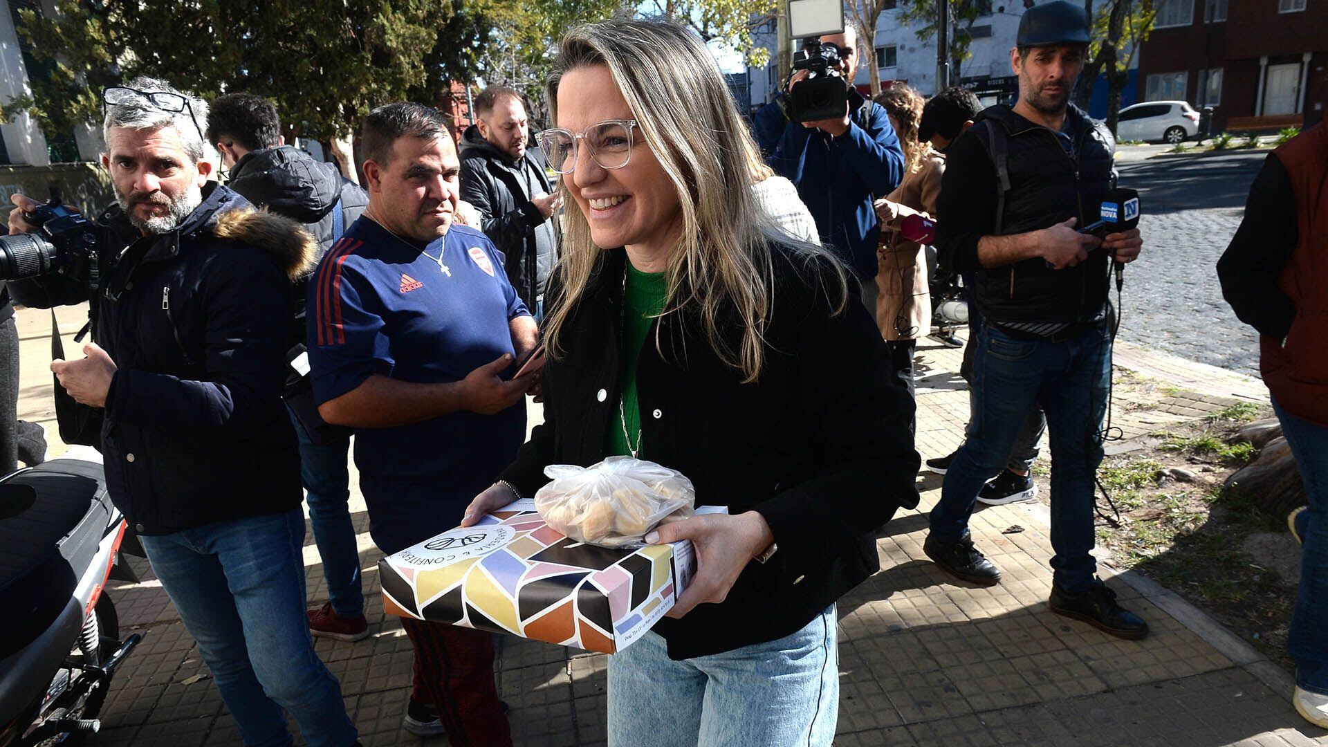 Carolina Píparo llegó a votar con facturas en mano para las autoridades de su mesa. (Marcos Gómez)
