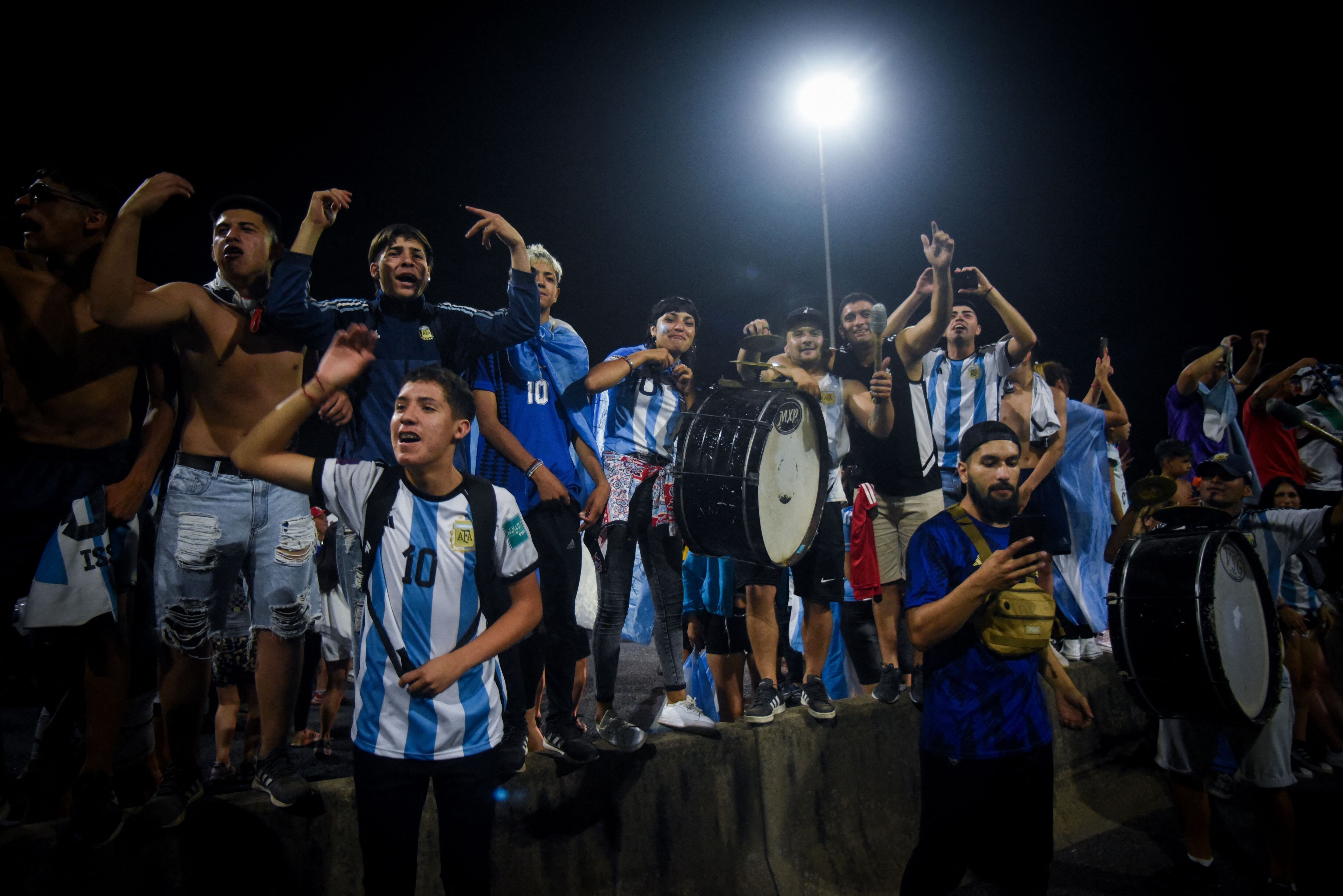 Bombos, redoblantes y todo el color para vivir una jornada inolvidable con los campeones argentinos (REUTERS/Mariana Nedelcu)