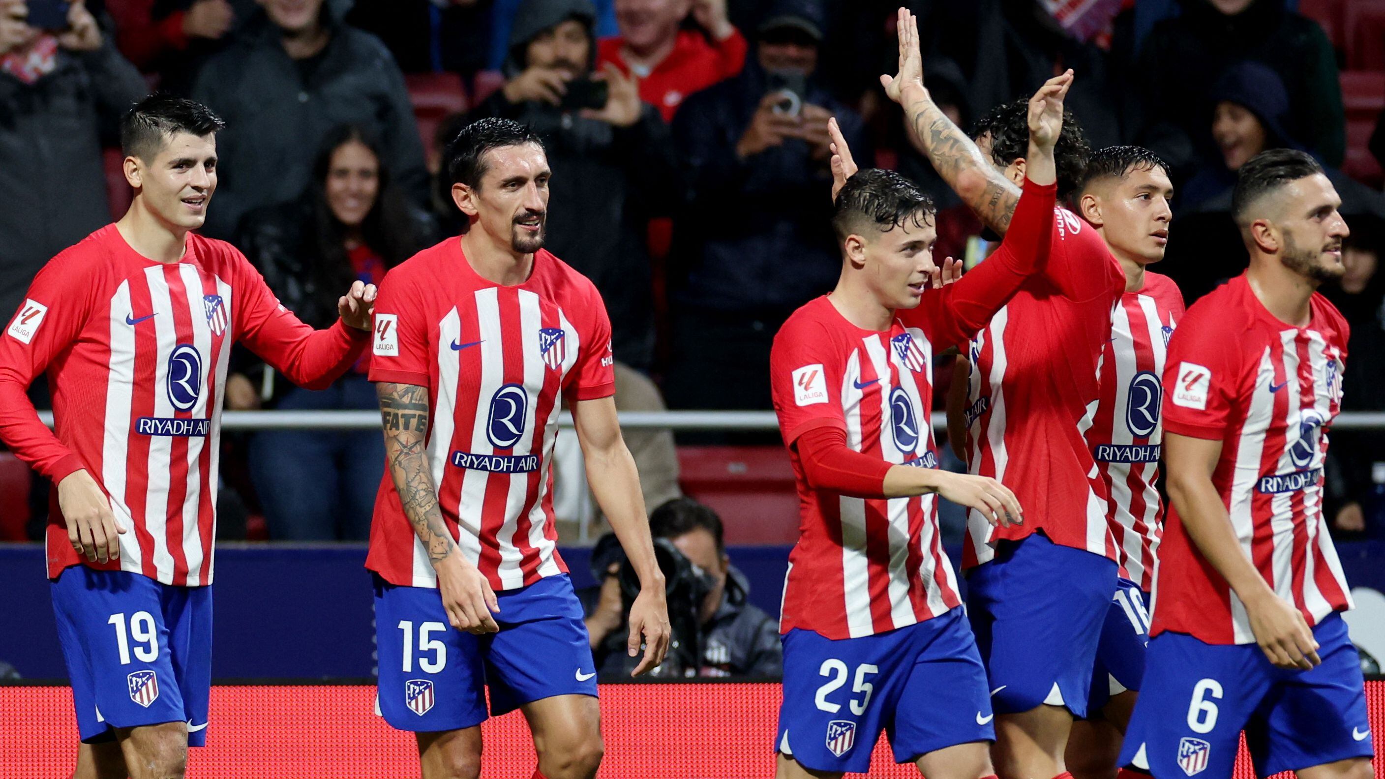 Los jugadores del Atlético de Madrid celebran el segundo gol ante el Alavés (REUTERS).