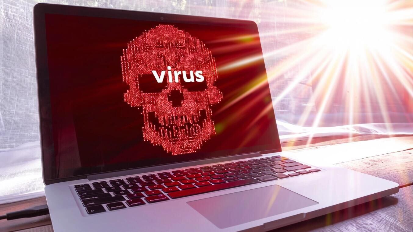 Computadora portátil con una alarma visual de seguridad, presentando una calavera roja que indica un posible ataque de malware o ransomware. Resalta la necesidad de precaución en la informática y la tecnología para protegerse contra el hackeo y la vulneración de datos personales. (Imagen ilustrativa Infobae)