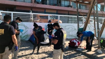 Decenas de venezolanos fueron desalojados de una de las playas de Iquique, lugar que ocuparon por varios días como campamento improvisado mientras intentan conseguir ayuda para permanecer en Chile