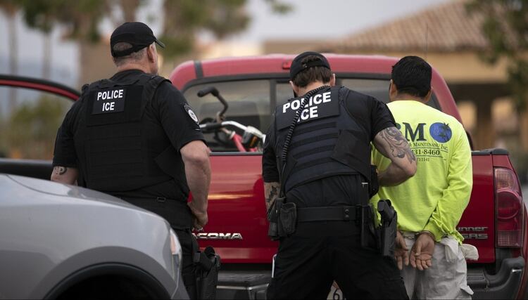 En esta fotografía de archivo del 8 de julio de 2019, agentes del Servicio de Control de Inmigración y Aduanas detienen a un hombre durante un operativo en Escondido, California (Foto: AP)