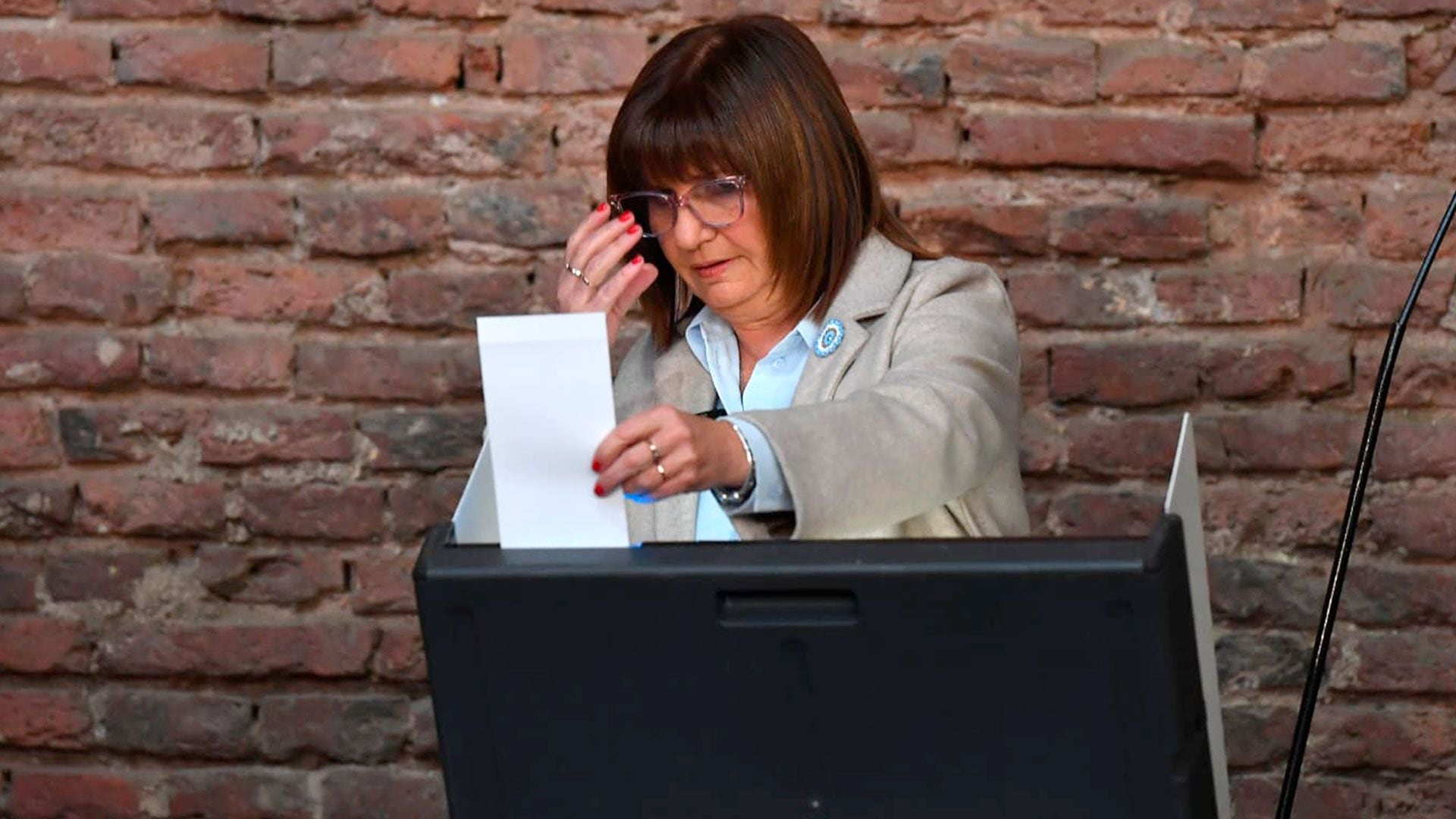 Patricia Bullrich demoró quince minutos en emitir su voto electrónico en La Rural (Maximiliano Luna)