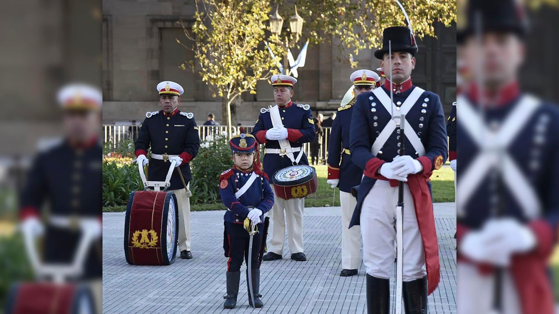 Granaderito en Plaza de Mayo