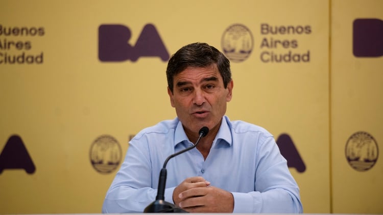 El 12 de marzo, el ministro de Salud porteño, Fernán Quirós, anunció un cambio en el protocolo de atención a los pacientes contagiados, dando pie a un seguimiento de los casos leves y 