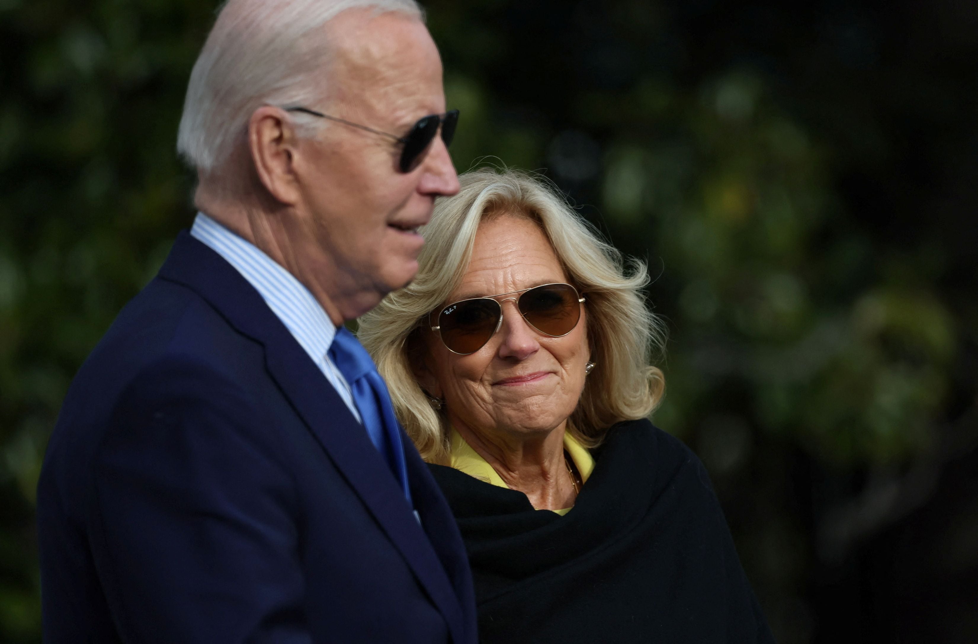 El presidente Joe Biden y la primera dama Jill Biden viajaron este martes en el Marine One a Virginia para celebrar un acto de campaña junto a la vice Kamala Harris (REUTERS/Leah Millis)