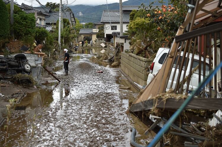 Rescatistas en Japón trabajaron para buscar sobrevientes en las zonas arrasadas por el ciclón. (Photo by Kazuhiro NOGI / AFP)