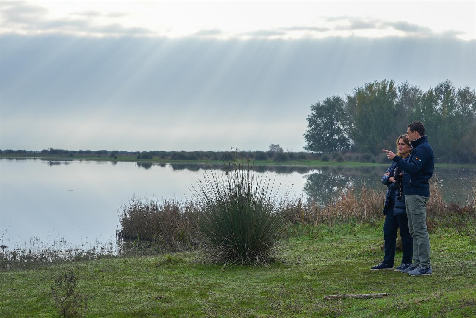 El presidente de la Junta de Andalucía, Juanma Moreno, conversa con la ministra de Transición Ecológica y Reto Demográfico, Teresa Ribera, durante la visita al Parque Nacional de Doñana. (Francisco J. Olmo - Europa Press) 