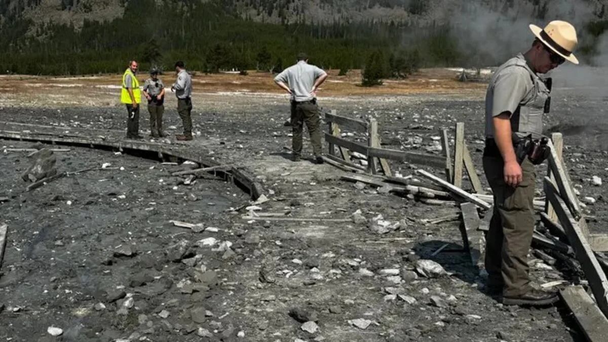 Tras la impactante explosión, las piscinas hidrotermales de Yellowstone permanecen desbordadas y son peligrosas