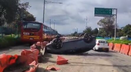 Una camioneta se volcó sobre la autopista Norte con calle 163 - crédito Bogotá Tránsito
