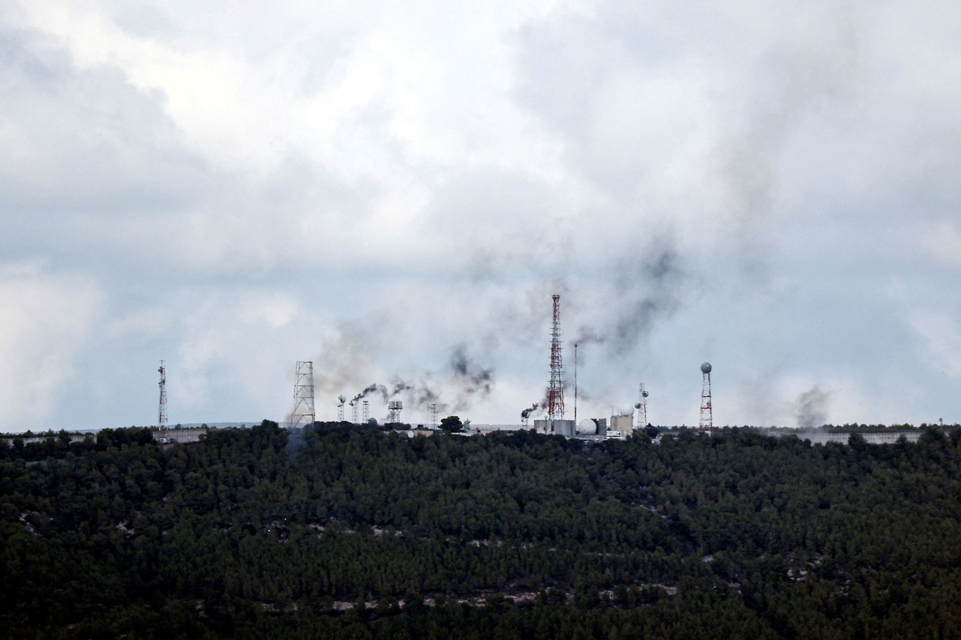 El humo se eleva sobre una parte de Líbano visto desde la frontera de Israel con el país, en el norte de Israel, 18 de octubre de 2023. REUTERS/Lisi Niesner