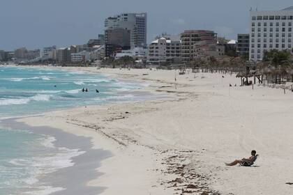 Una playa casi vacía después de que las tasas de ocupación hotelera cayeron a un solo dígito por el brote de coronavirus en Cancún (REUTERS/Jorge Delgado)