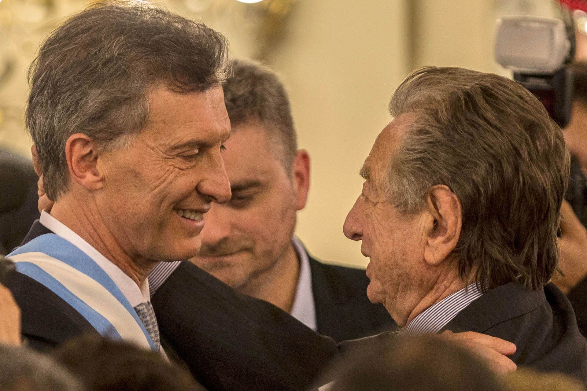 Franco Macri y un afectuoso saludo con su hijo Mauricio, el día que asumió la presidencia (foto Télam)