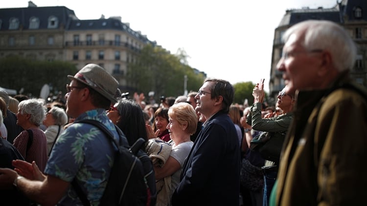Miles de personas se reunieron para participar de los homenajes a los héroes del incendio de Notre Dame (REUTERS)
