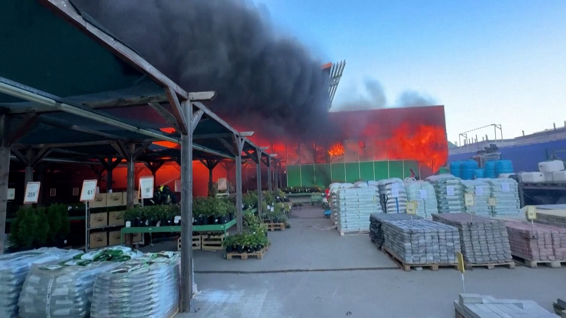 El momento en el que dos bombas impactaron contra un hipermercado en Kharkiv