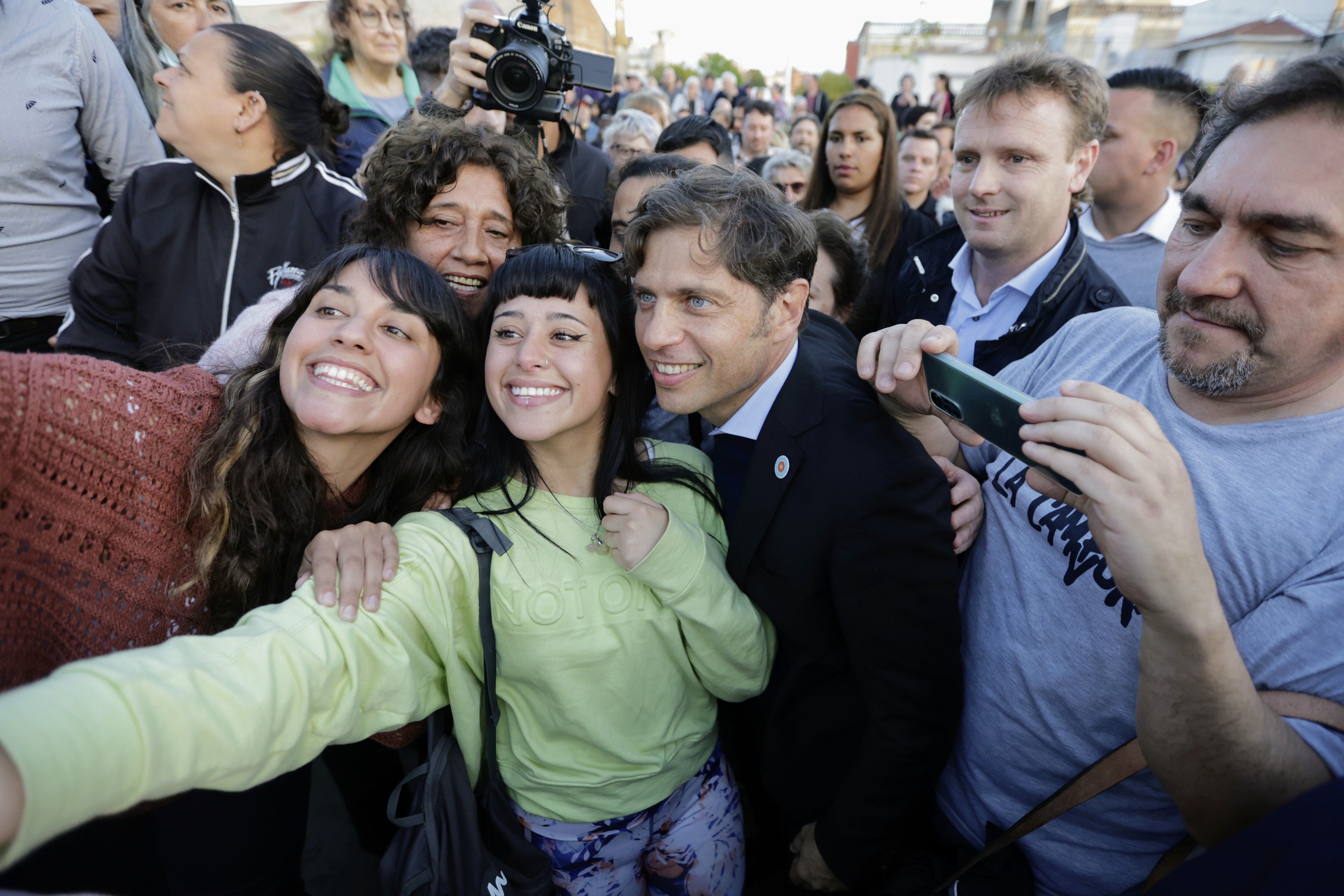 Kicillof durante una recorrida en Olavarría 