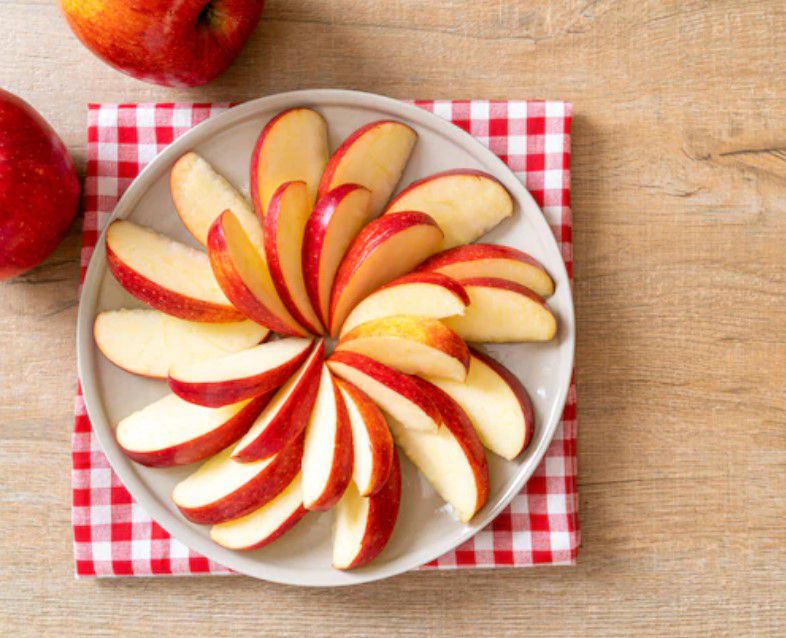 La fibra soluble que se encuentra en alimentos como los cítricos, las manzanas y las peras ayudan a controlar el colesterol (Foto: Freepik)