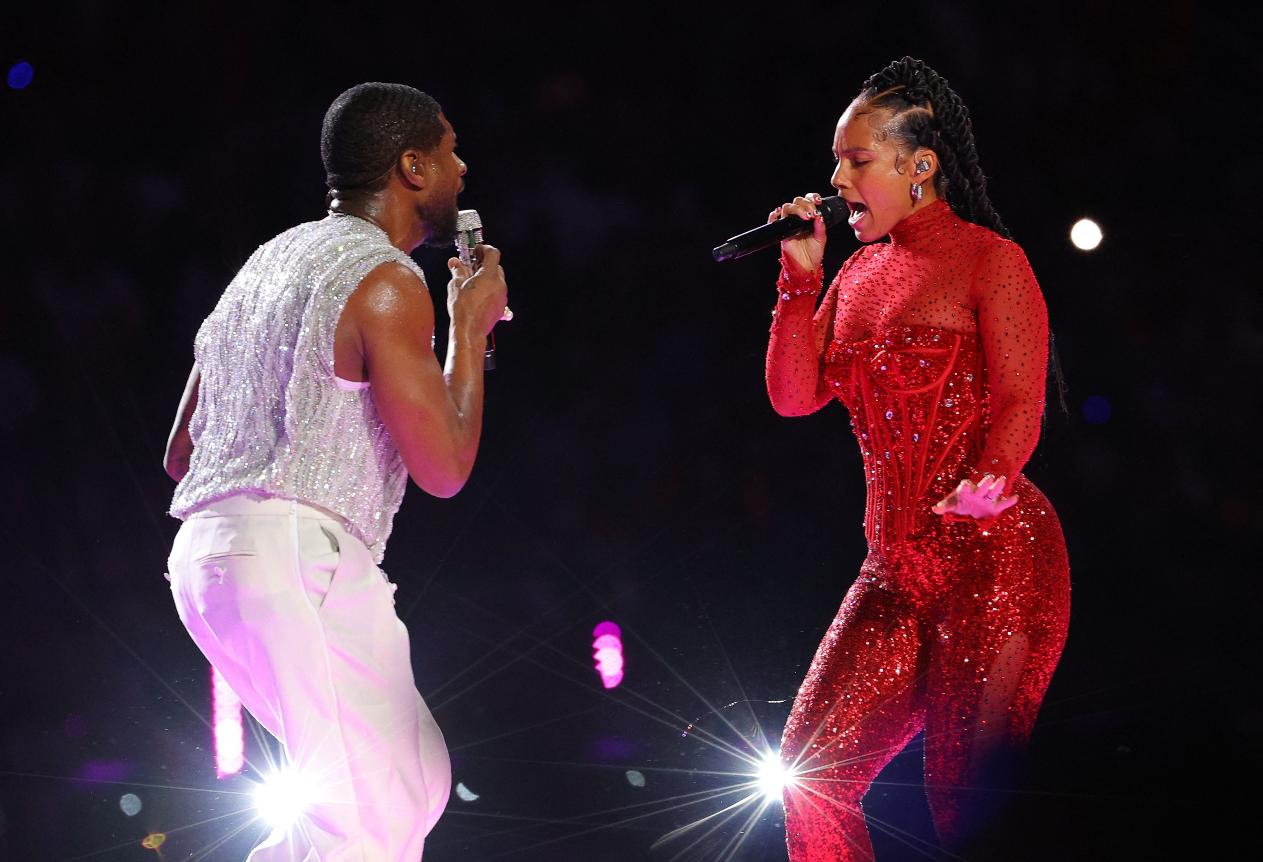 Usher y Alicia Keys durante el espectáculo (Foto: Reuters)