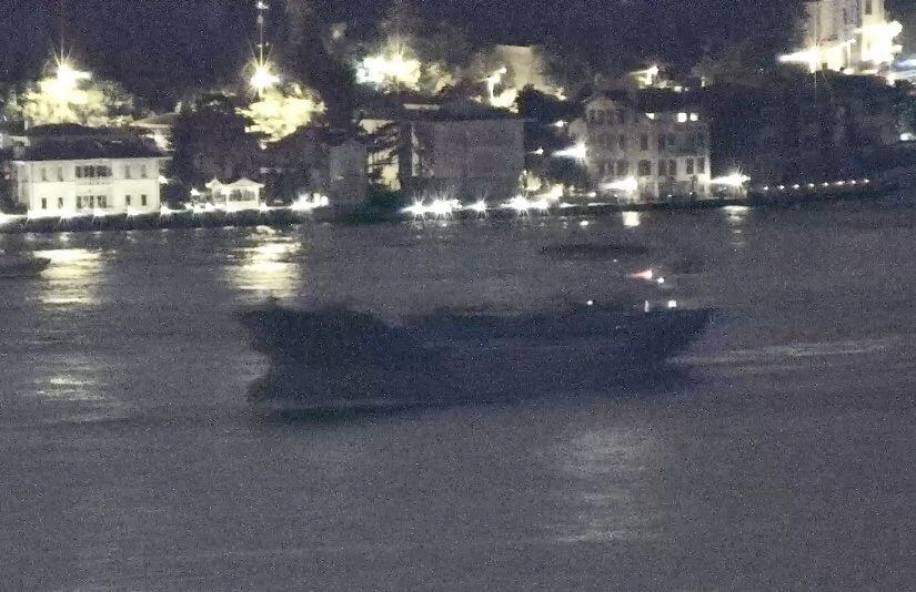 Buque de bandera de Palau Sukru Okan transita el Bósforo en su camino hacia el Mar Negro en Estambul, Turquía, el 13 de agosto de 2023 (REUTERS/Yoruk Isik)