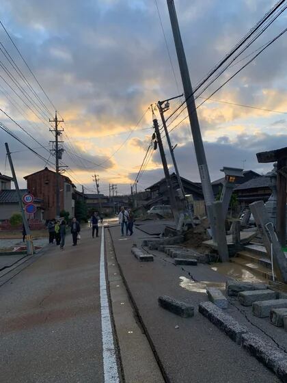 “Todos los residentes deben evacuar inmediatamente a terrenos más altos”, dijo la emisora nacional NHK.