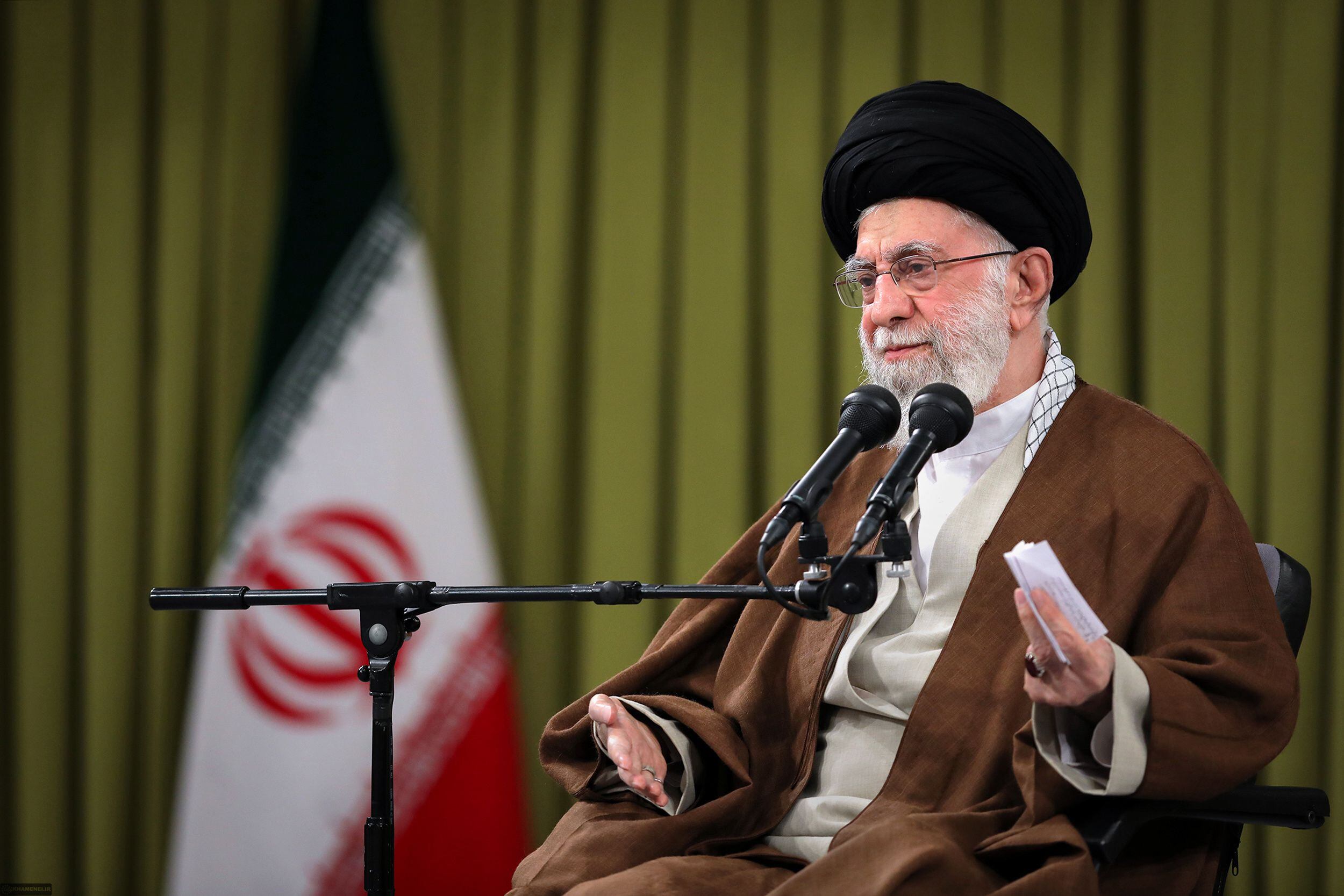 El líder supremo iraní, el ayatolá ALli Khamenei, hablando durante una reunión con miembros de las fuerzas paramilitares voluntarias iraníes (Basij). Europa Press/Contacto/Iranian Supreme Leader'S Off/Archivo
