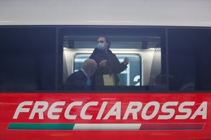 Un ferroviere e un passeggero su un treno diretto "COVID è gratuito" Da Roma a Milano.  Il 16 aprile 2021.  REUTERS / Yara Nardi