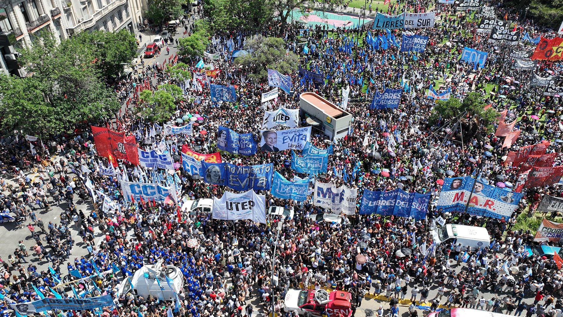 CGT y piqueteros se manifestaron en Tribunales contra el DNU de Milei marcha