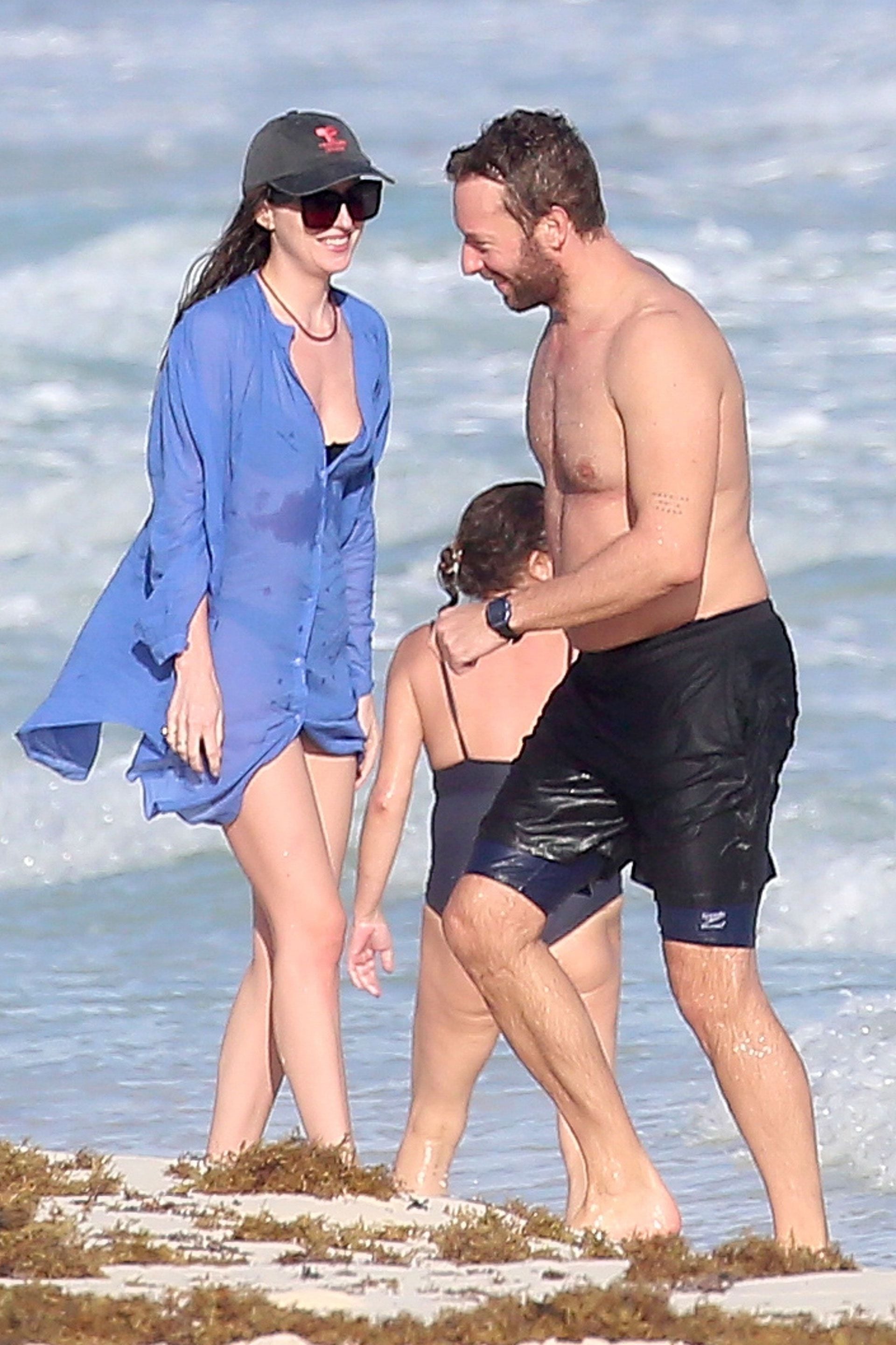 La Especial Historia De Amor De Chris Martin Y Dakota Johnson La Mujer Que Se Conviritó En Su 