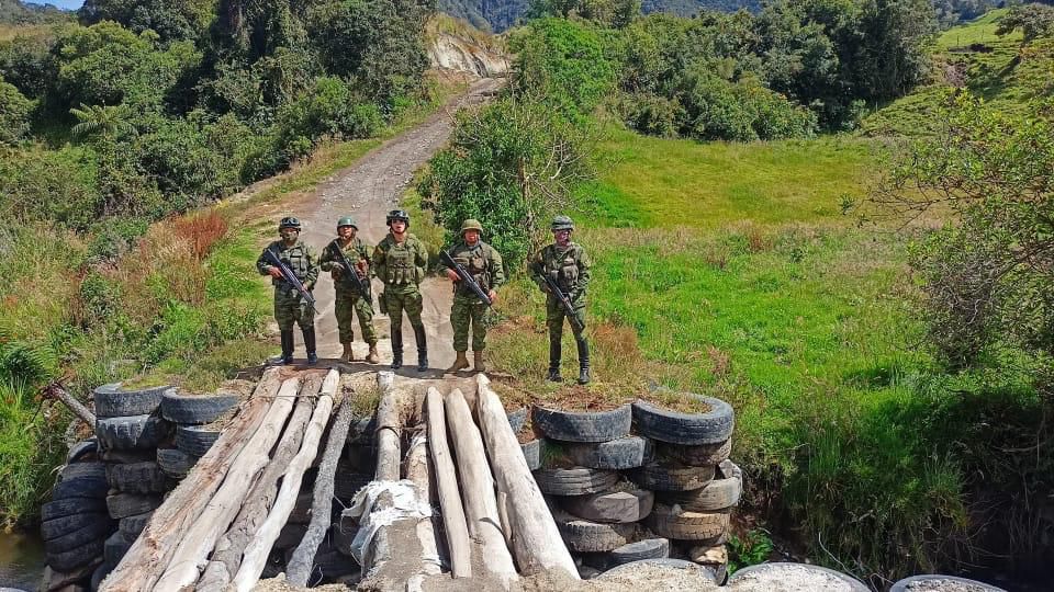 Members of the Ecuadorian Armed Forces control illegal crossings on the northern border. (Photo: FFAA)