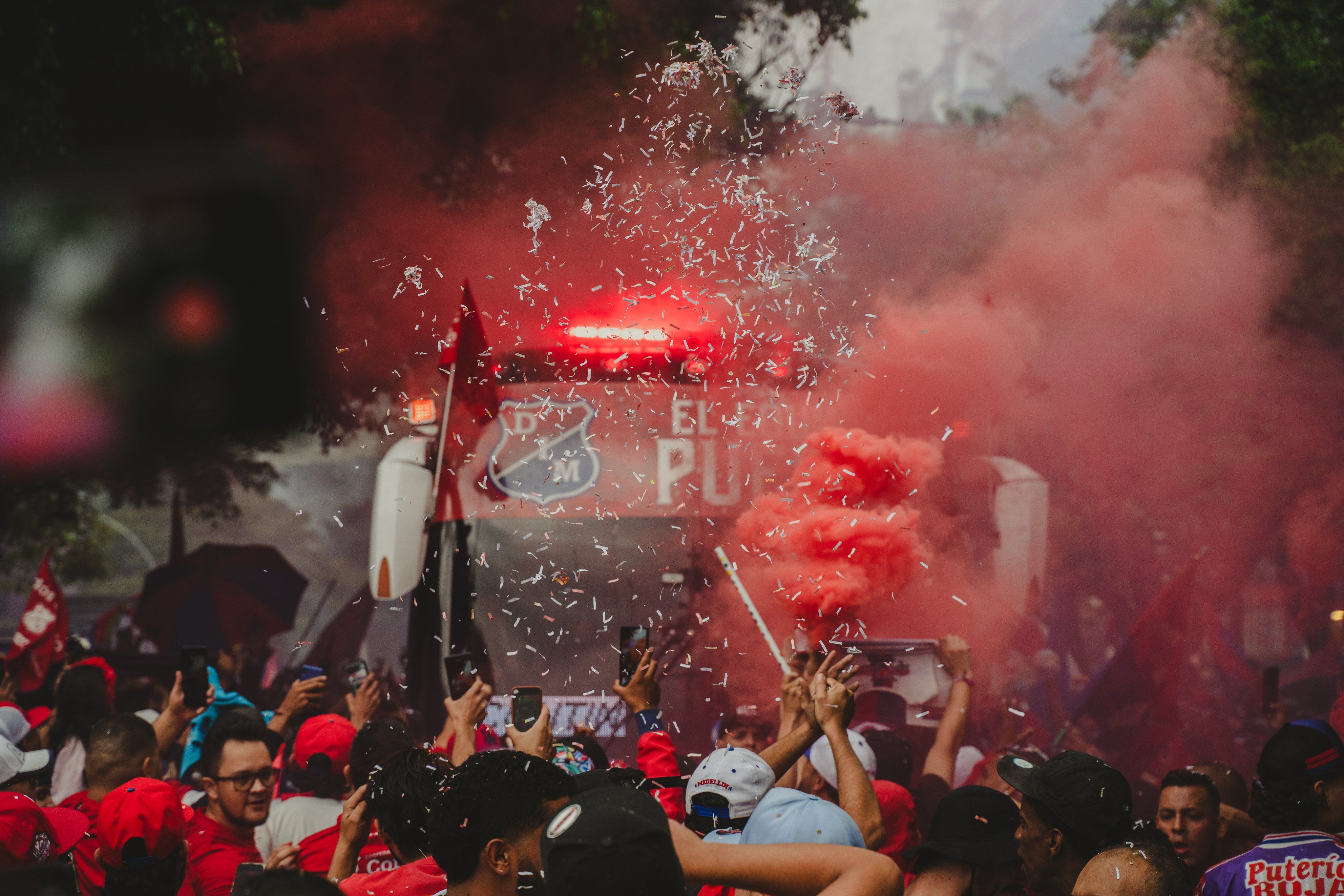 Hinchas de Independiente Medellín despiden a su equipo previo a viajar a Pereira