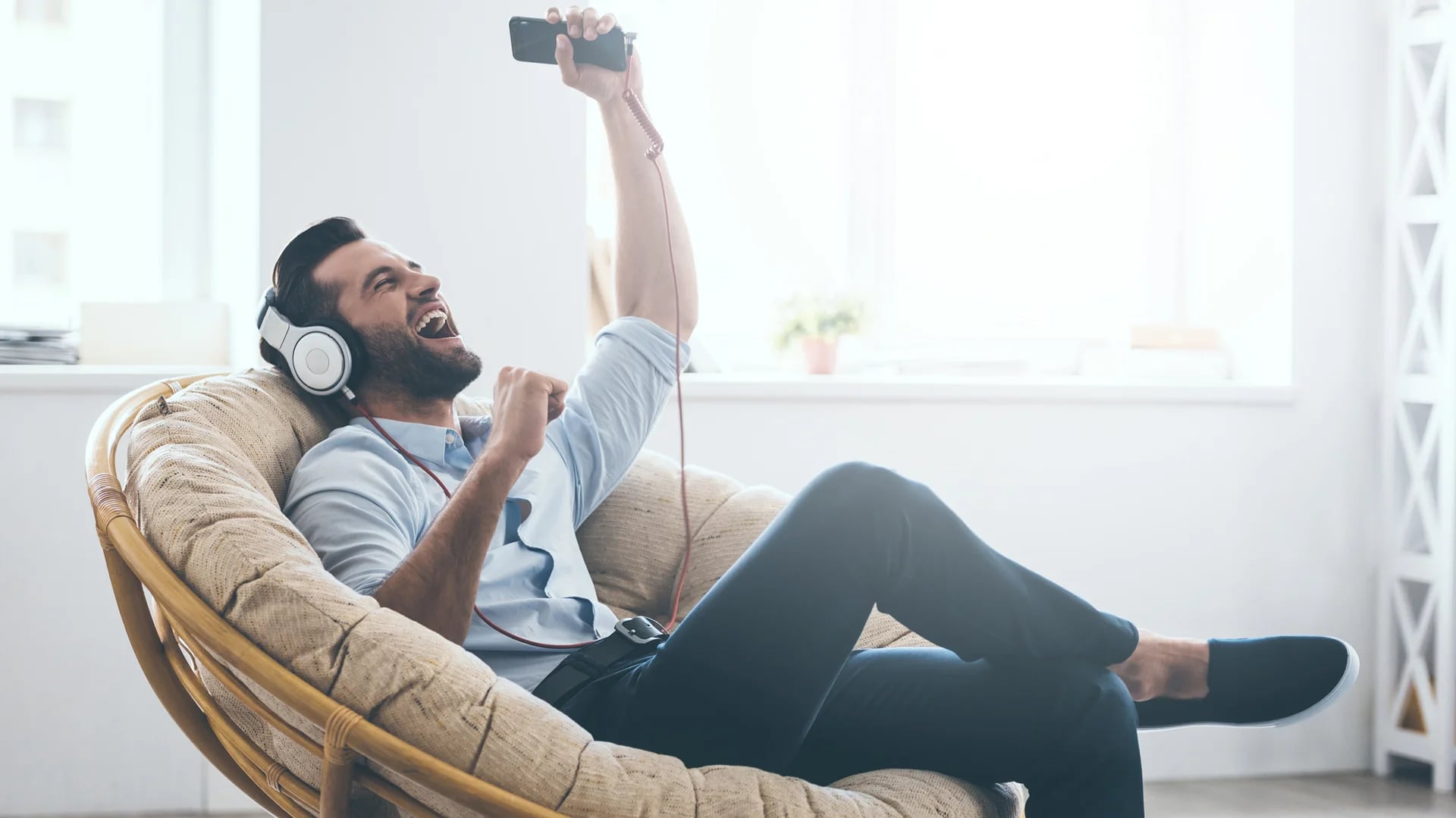 Definen a la felicidad en el trabajo como la percepción de bienestar psicológico que experimenta una persona por el hecho de trabajar en una empresa