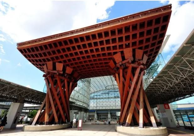 Una Tsuzumi-mon es una puerta de la estación de trenes de Kanazawa que alcanza los 14 metros y que emula a los típico toriis  en Japón (Getty Images)