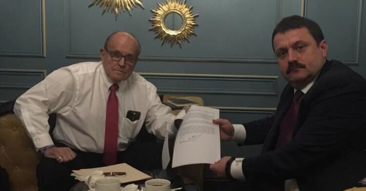 Giuliani en una reunión con un abogado ucraniano