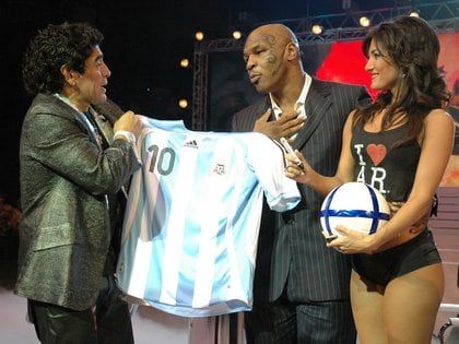 Maradona le regaló una camiseta argentina firmada a Tyson, que quedó enamorado de la bailarina Silvina Escudero (FotoBaires)
