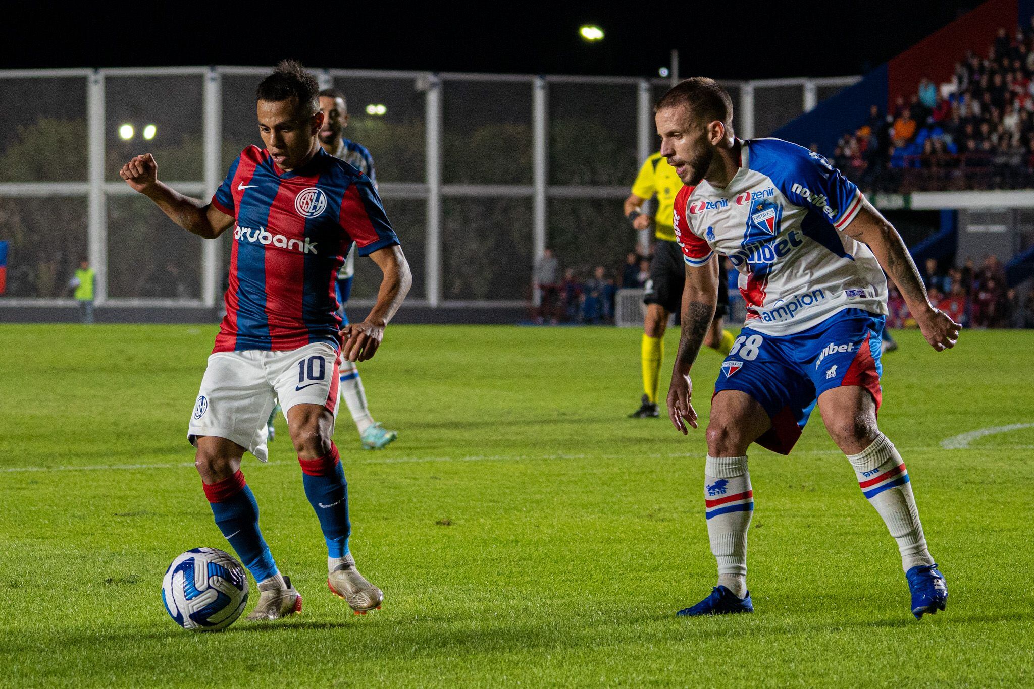 Nahuel Barrios encara a su defensor. El Perrito fue una de las figuras de San Lorenzo ante Fortaleza (Prensa CASLA)