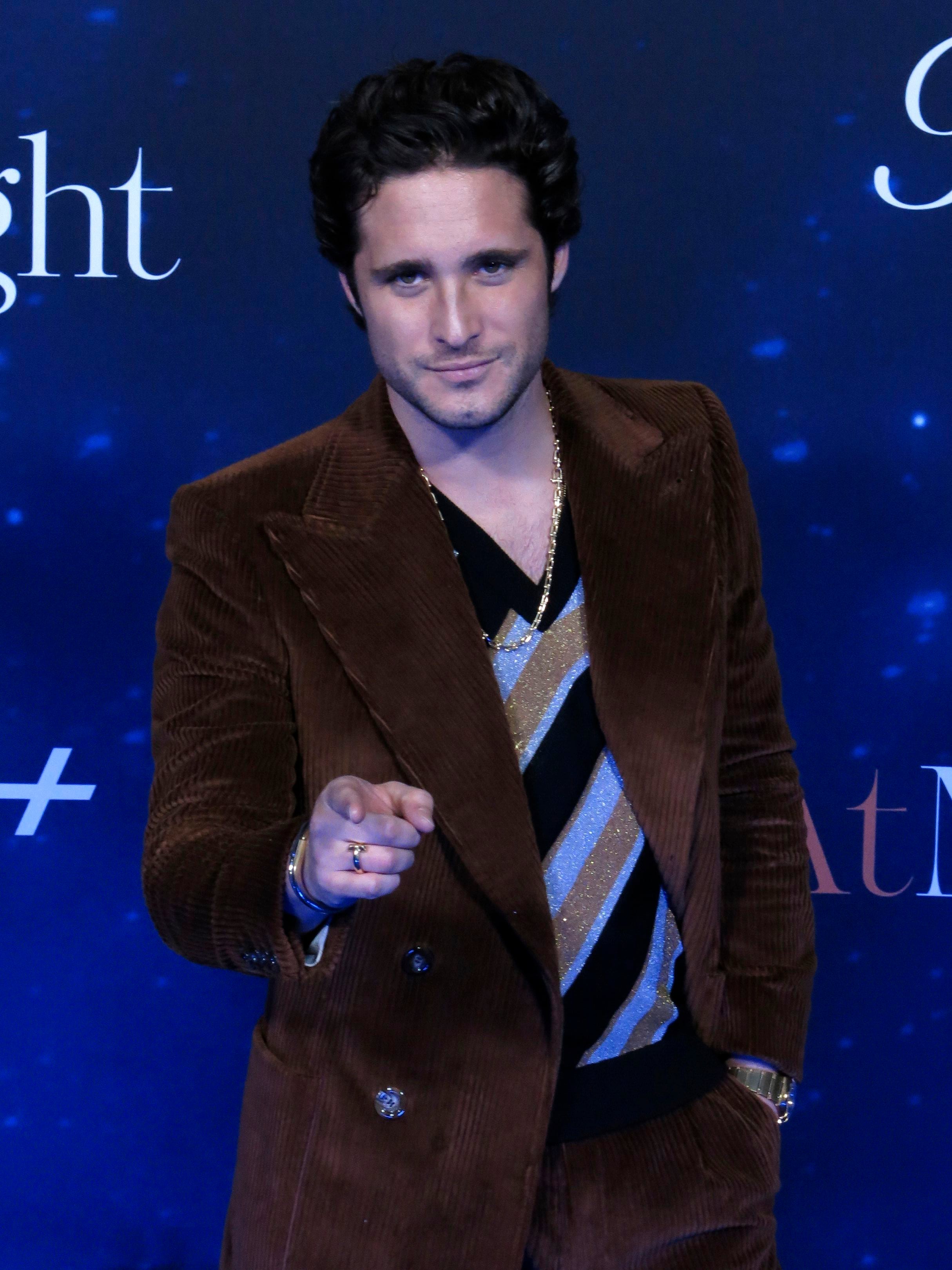 Diego Boneta y Monica Barbaro viven romance en “At Midnight