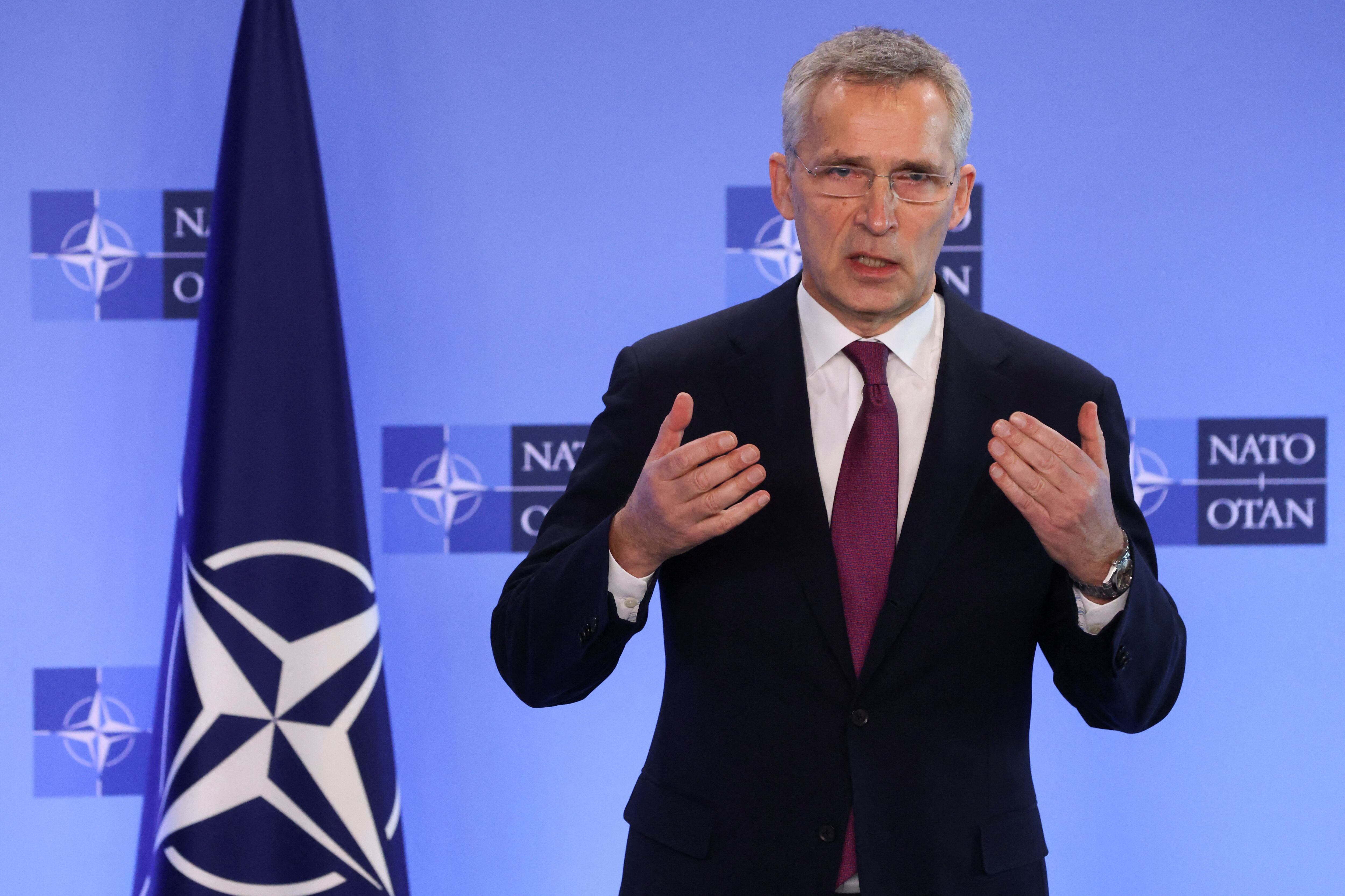 El secretario general de la OTAN, Jens Stoltenberg, habla durante una conferencia de prensa con el secretario de Estado de Estados Unidos, Antony Blinken, antes de una reunión de ministros de Asuntos Exteriores de la OTAN en medio de la invasión rusa de Ucrania, en la sede de la Alianza en Bruselas, Bélgica, el 4 de marzo de 2022. REUTERS/Yves Herman/Pool