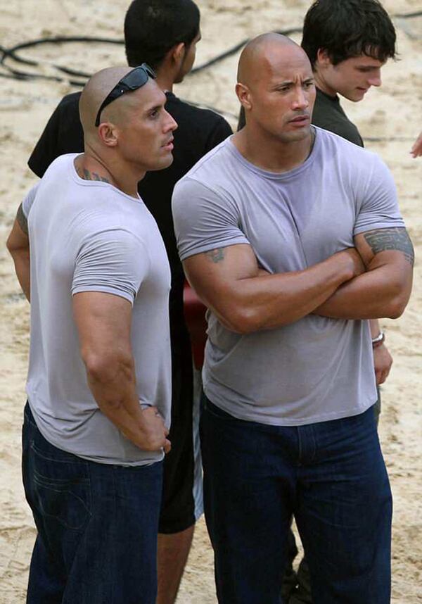 Dwayne âThe Rockâ Johnson (derecha) y su doble del cuerpo, que en realidad es su primo Tanoai Reed, conversan en el set de âJourney to the Center of the Earth 2â, en noviembre de 2010