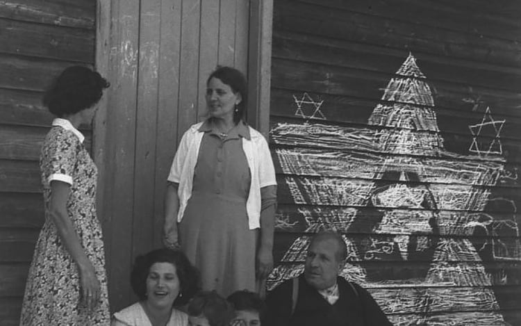 Una familia de judíos iraquíes recién instalados en un campamento transitorio apenas llegados a Israel