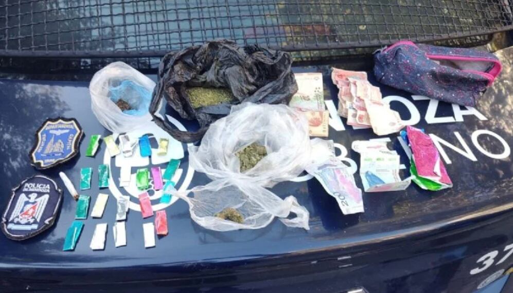 Una mujer compró diez hamburguesas con una tarjeta robada y al ser detenida le hallaron cocaína un marihuana (Ministerio de Seguridad)