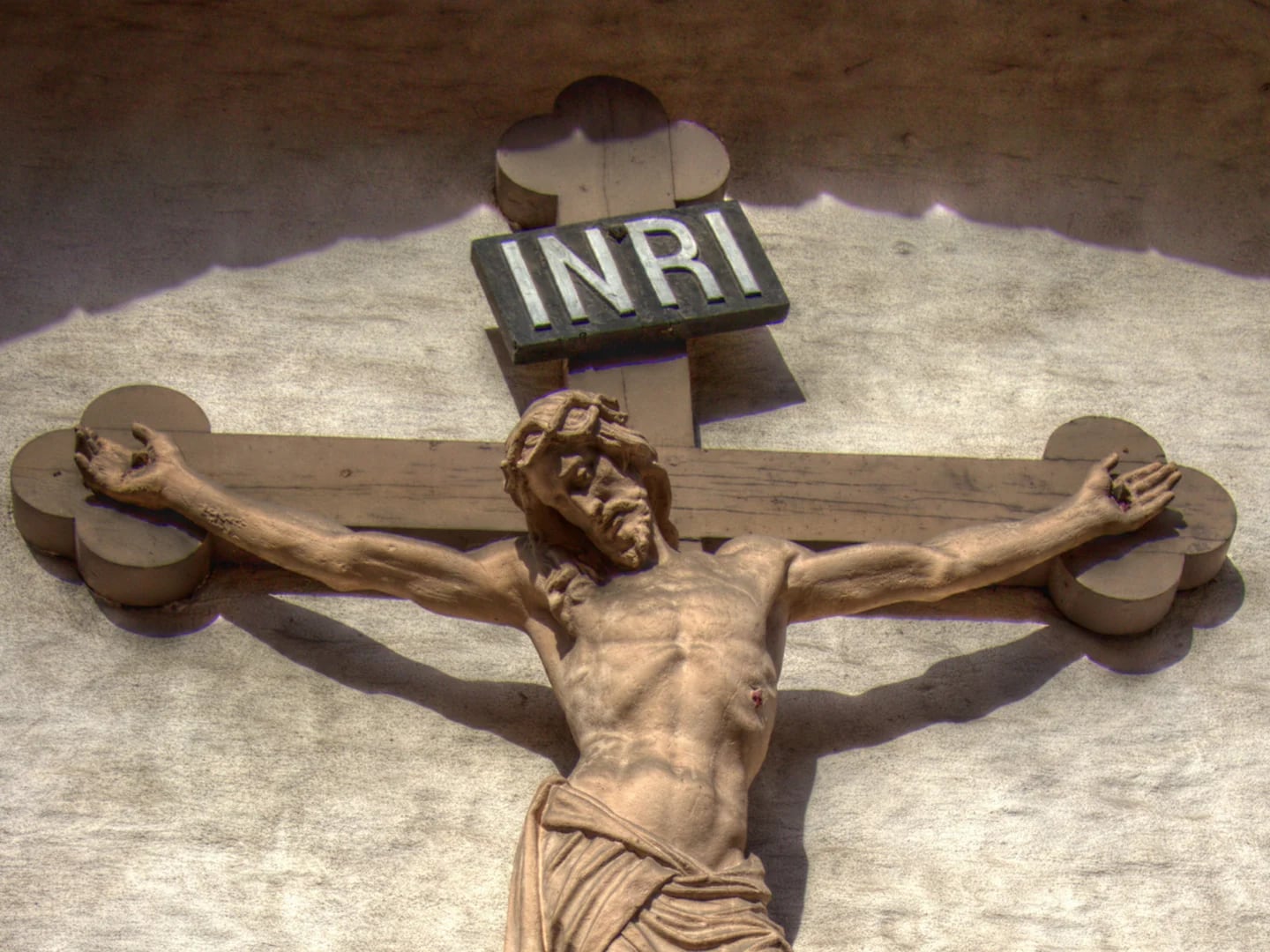 Qué significa inri en la cruz de Jesús? Datos curiosos de Semana