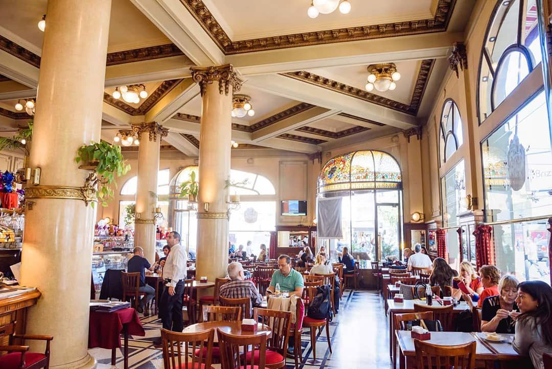 El ritual de café con leche y medialunas se mantiene desde 1884, cuando abrió por primera vez las puertas (Instagram/Las Violetas)